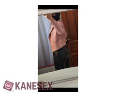 Αγοράκι που ντύνεται με δερμάτινα και γυναικεία