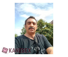 Άντρας προσφέρει ηδονή σε κύριες