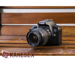 Επαγγελματιας Φωτογραφος με εξοπλισμο για τις φωτογραφιες και τα βιντεο σας.