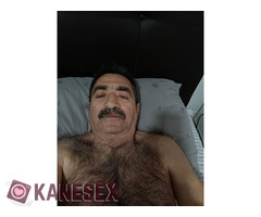 Άντρας προσφέρει ηδονή σε κύριες