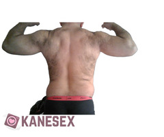 Straight άνδρας, μυώδης, με τρίχωμα, για femboy